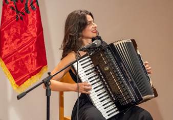 Ein Bild, das Musik, Akkordeon, Wand, drinnen enthlt.

Automatisch generierte Beschreibung