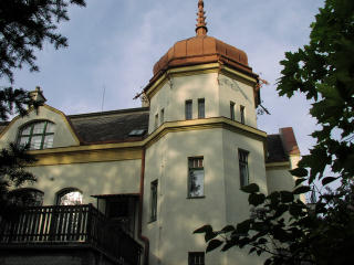 Haupthaus mit Turm