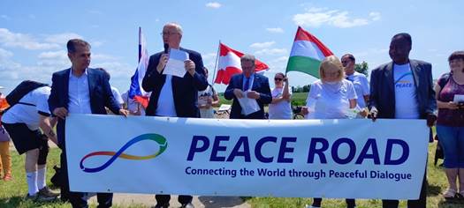 Ist möglicherweise ein Bild von 8 Personen, Straße und Text „PEACE PEACE ROAD Connecting the World through Peaceful Dialogue“