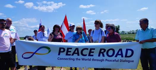 Ist möglicherweise ein Bild von 14 Personen, Straße und Text „ACERO PEACER PEACE ROAD Connecting the World through Peaceful Dialogue“
