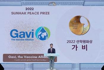 May be an image of 1 person, standing and text that says "2022 SUNHAK PEACE PRIZE SUNHAK PEACE PRIZE Gavi The Vaccine Alliance 2022 선학평화상 가 비 5 기지회견 Gavi, the Vaccine Allian 제5회 Apublic-private global health partnership."