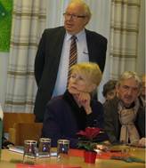 Bild knnte enthalten: 2 Personen, Personen, die sitzen