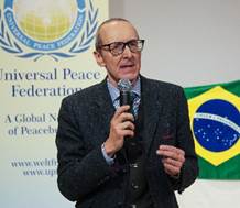 Ein Bild, das Kleidung, Menschliches Gesicht, Person, Anzug enthält.
KI-generierte Inhalte können fehlerhaft sein.