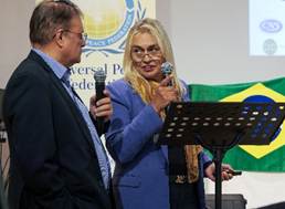 Ein Bild, das Kleidung, Person, Menschliches Gesicht, Anzug enthält.
KI-generierte Inhalte können fehlerhaft sein.