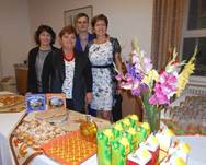Bild knnte enthalten: 4 Personen, Personen, die lachen, Innenbereich und Essen