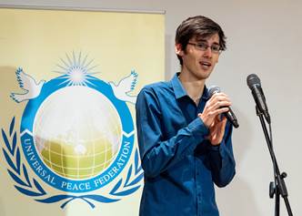 Ein Bild, das Text, Person enthlt.

Automatisch generierte Beschreibung
