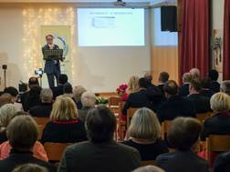 Ein Bild, das Kleidung, Im Haus, Person, Seminar enthlt.

Automatisch generierte Beschreibung