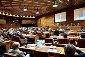 Ein Bild, das Im Haus, Konferenzsaal, Mobiliar, Stuhl enthlt.

Automatisch generierte Beschreibung