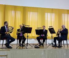 Ein Bild, das Musik, Musikinstrument, Klassische Musik, Musiker enthlt.

Automatisch generierte Beschreibung