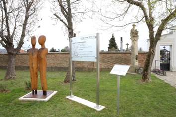 Ein Bild, das draußen, Gras, Statue, Baum enthält.
Automatisch generierte Beschreibung