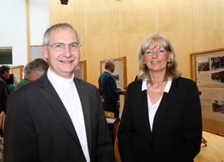 Ein Bild, das Menschliches Gesicht, Person, Kleidung, Anzug enthält.
Automatisch generierte Beschreibung