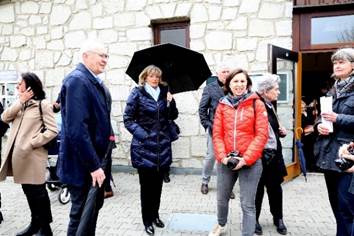 Ein Bild, das Kleidung, Person, Schuhwerk, Jacke enthält.
Automatisch generierte Beschreibung
