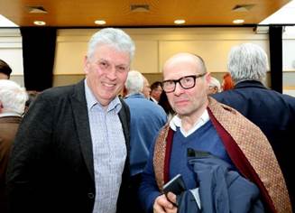 Ein Bild, das Kleidung, Person, Menschliches Gesicht, Im Haus enthält.
Automatisch generierte Beschreibung