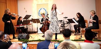 Ein Bild, das Kleidung, Musik, Person, Konzert enthlt.

Automatisch generierte Beschreibung