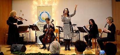 Ein Bild, das Musikinstrument, Konzert, Musik, Person enthlt.

Automatisch generierte Beschreibung