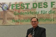 Ein Bild, das Menschliches Gesicht, Kleidung, Anzug, Person enthlt.

Automatisch generierte Beschreibung