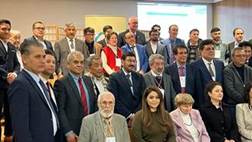 Ein Bild, das Kleidung, Menschliches Gesicht, Person, Anzug enth�lt.

KI-generierte Inhalte k�nnen fehlerhaft sein.