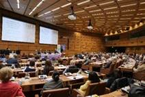 Ein Bild, das Im Haus, Konferenzsaal, Stuhl, Mobiliar enthält.
Automatisch generierte Beschreibung