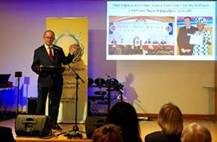 Ein Bild, das Kleidung, Im Haus, Person, Mann enth�lt.

KI-generierte Inhalte k�nnen fehlerhaft sein.