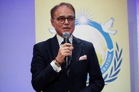 Ist m�glicherweise ein Bild von eine oder mehrere Personen, Podium und Text