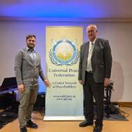 Ein Bild, das Kleidung, Person, Im Haus, Wand enth�lt.

KI-generierte Inhalte k�nnen fehlerhaft sein.