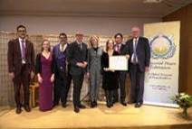 Ein Bild, das Kleidung, Person, Anzug, Mann enth�lt.

KI-generierte Inhalte k�nnen fehlerhaft sein.