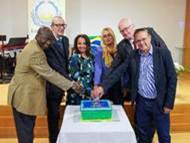 Ein Bild, das Kleidung, Person, Mann, Menschliches Gesicht enth�lt.

KI-generierte Inhalte k�nnen fehlerhaft sein.