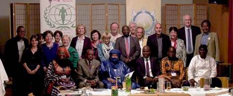 Ist m�glicherweise ein Bild von 17 Personen, Personen, die sitzen, Personen, die stehen und Innenbereich