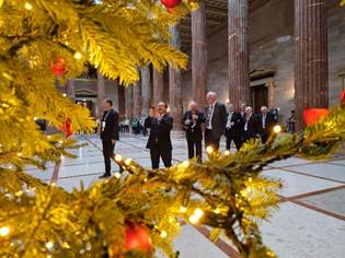 Ist möglicherweise ein Bild von 11 Personen, Weihnachtsbaum, Brandenburger Tor und Pantheon
