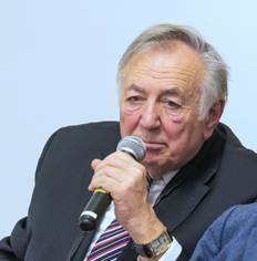 Ein Bild, das Menschliches Gesicht, Kleidung, Person, Anzug enthält.
Automatisch generierte Beschreibung