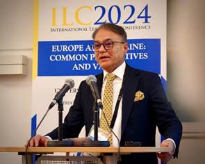 Ein Bild, das Kleidung, Anzug, Person, Menschliches Gesicht enthält.
Automatisch generierte Beschreibung