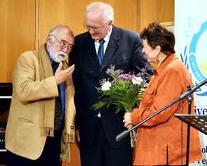 Ein Bild, das Person, Mann, Musik, Personen enthlt.

Automatisch generierte Beschreibung