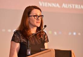 Bild knnte enthalten: 1 Person, Brille