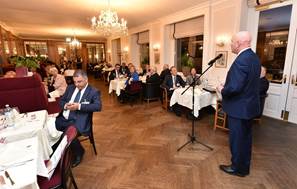 Bild knnte enthalten: 1 Person, sitzt, Tisch und Innenbereich