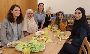 Ist mglicherweise ein Bild von 7 Personen, Personen, die sitzen und Innenbereich