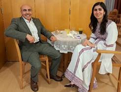Ist mglicherweise ein Bild von 2 Personen, Personen, die sitzen und Innenbereich