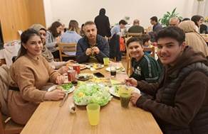 Ist mglicherweise ein Bild von 6 Personen, Personen, die sitzen und Innenbereich