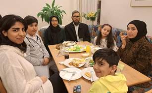 Ist mglicherweise ein Bild von 7 Personen, Personen, die sitzen, Personen, die stehen und Innenbereich