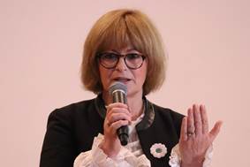 Ein Bild, das Person, Brille, tragen, Mann enthlt.

Automatisch generierte Beschreibung