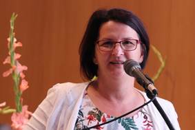 Ein Bild, das Person, Frau, haltend, Tisch enthlt.

Automatisch generierte Beschreibung
