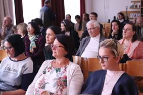 Ein Bild, das Person, drinnen, Gruppe, Tisch enthlt.

Automatisch generierte Beschreibung