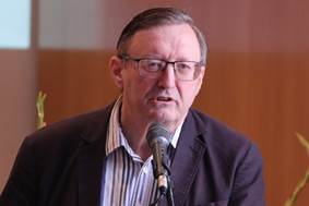 Ein Bild, das Mann, Person, drinnen, Anzug enthlt.

Automatisch generierte Beschreibung