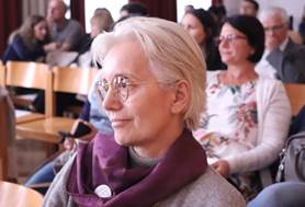 Ein Bild, das Person, drinnen, Tisch, sitzend enthlt.

Automatisch generierte Beschreibung