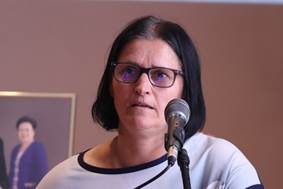 Ein Bild, das Person, haltend, Frau, Brille enthlt.

Automatisch generierte Beschreibung