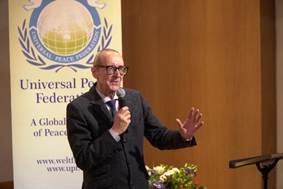 Ein Bild, das Kleidung, Anzug, Mann, Menschliches Gesicht enthlt.

KI-generierte Inhalte knnen fehlerhaft sein.