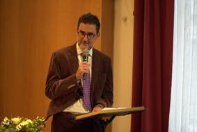 Ein Bild, das Kleidung, Person, Im Haus, Mikrofon enthlt.

KI-generierte Inhalte knnen fehlerhaft sein.