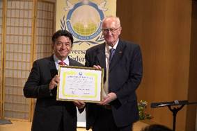 Ein Bild, das Kleidung, Person, Menschliches Gesicht, Im Haus enthlt.

KI-generierte Inhalte knnen fehlerhaft sein.