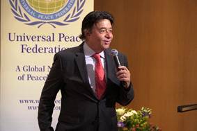 Ein Bild, das Kleidung, Menschliches Gesicht, Person, Mikrofon enthlt.

KI-generierte Inhalte knnen fehlerhaft sein.