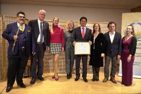 Ein Bild, das Kleidung, Person, Anzug, Lcheln enthlt.

KI-generierte Inhalte knnen fehlerhaft sein.