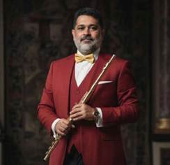 Ist m�glicherweise ein Bild von Trompete, Klarinette, Fl�te, Oboe und Anzug